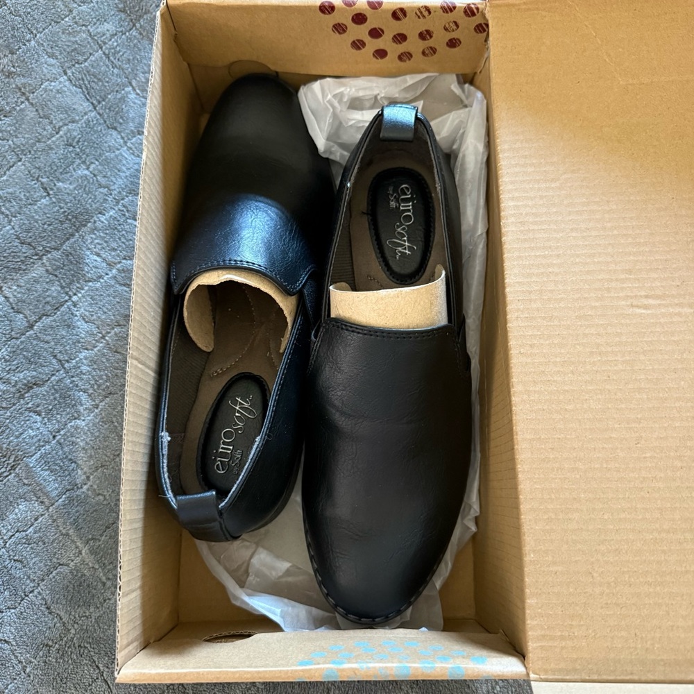 Black Eurosoft Leather Slip-On Loafers with Rounded Toe - Picture 3 of 6